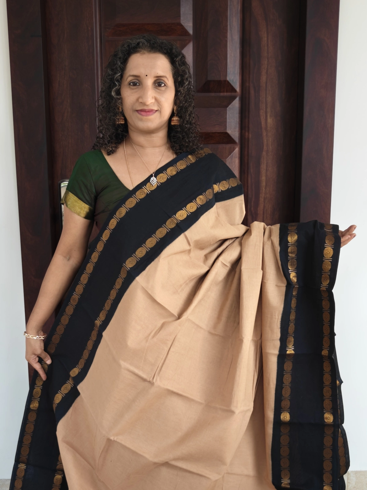 Beige And Black Rudrasham Gap Border Sungudi Cotton Psc012 1A